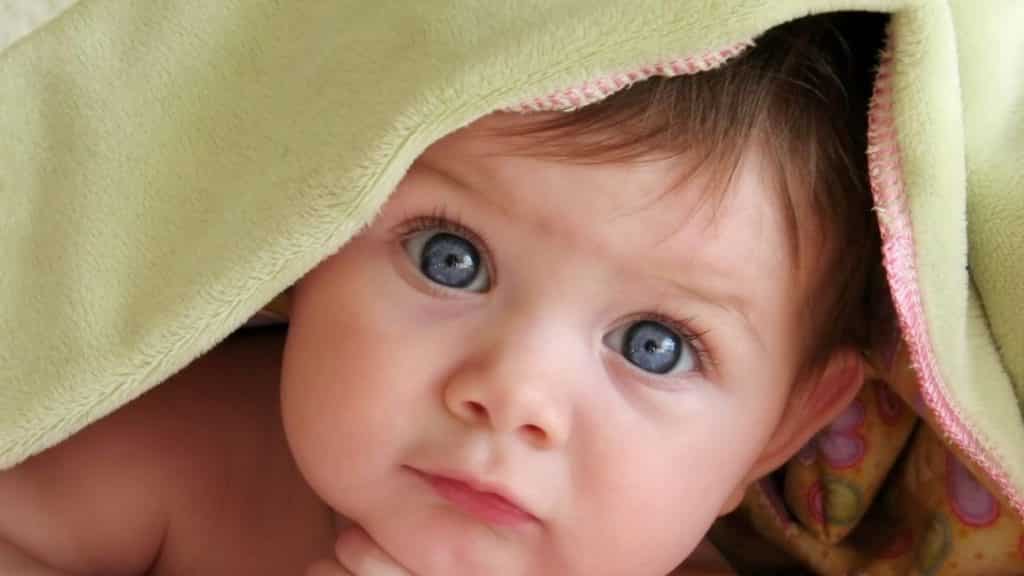 Los bebés tienen los colores claros al nacer